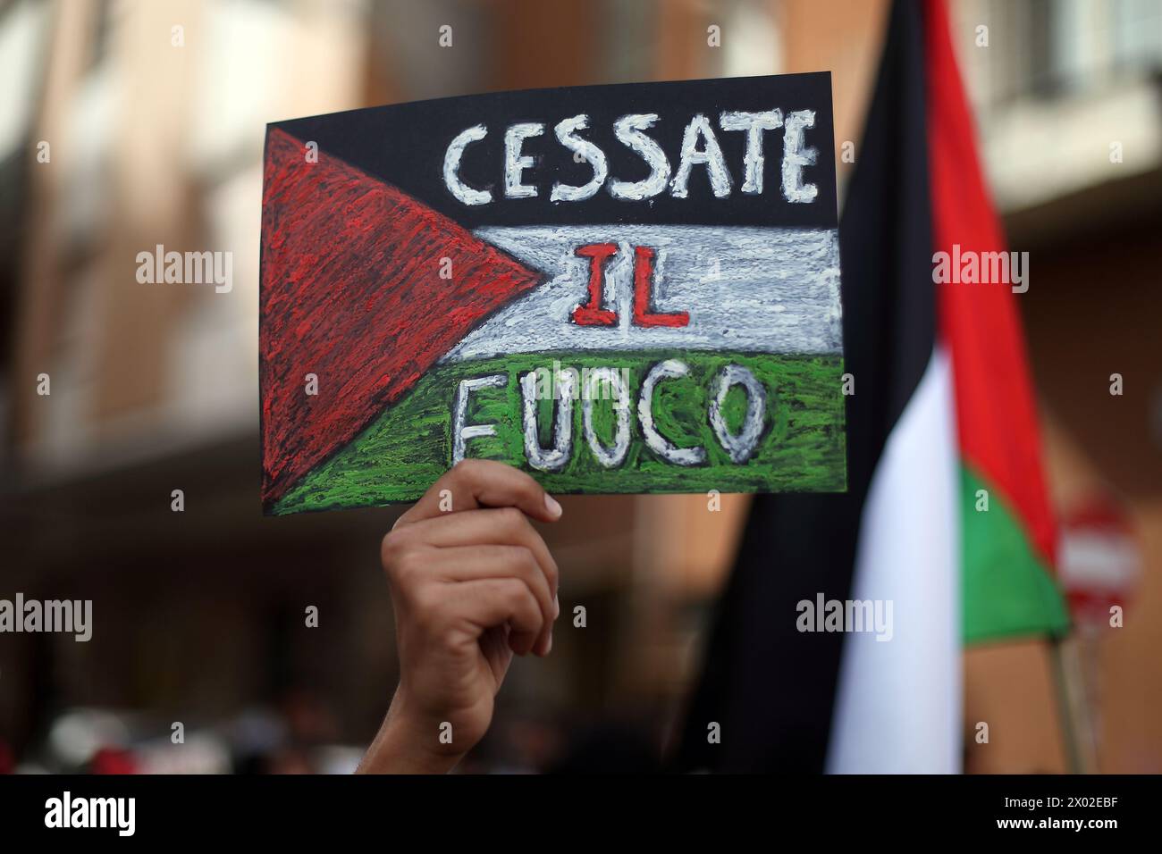 Cassino, Italia - 29 marzo 2024. Marcia contro la guerra in Palestina, firma con le parole "cessate il fuoco” Foto Stock