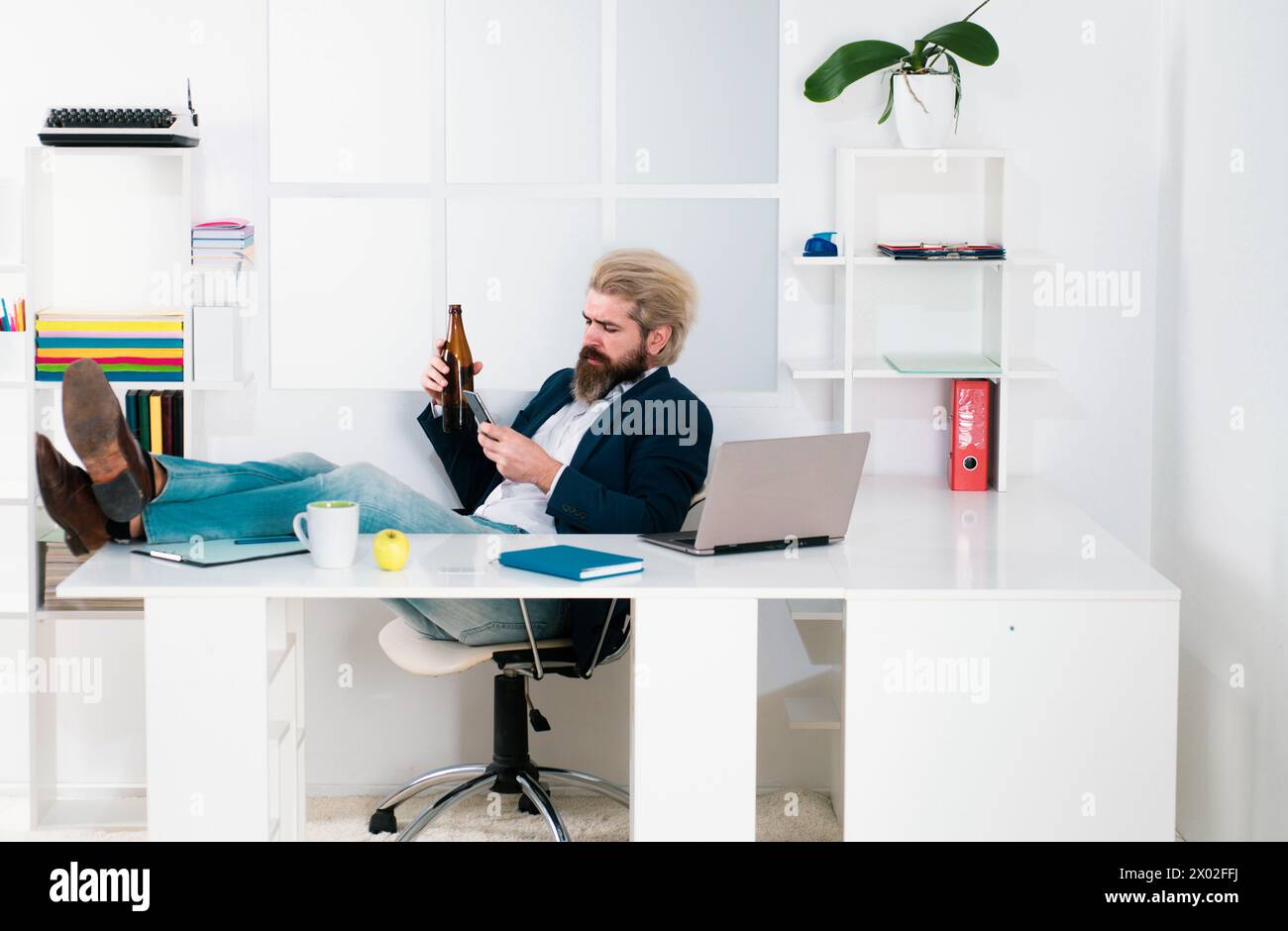 Fine della giornata lavorativa. Concetto di problema di dipendenza da alcol. Problema di alcolismo. Uomo d'affari ubriaco. Lavoratore ubriaco dopo la giornata di lavoro. Foto Stock