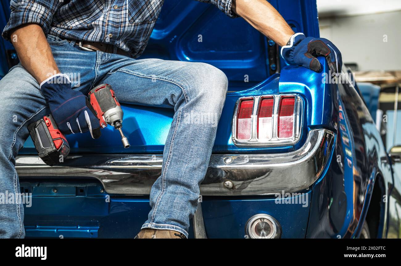 Auto d'epoca ristrutturata da Caucasian Man Foto Stock
