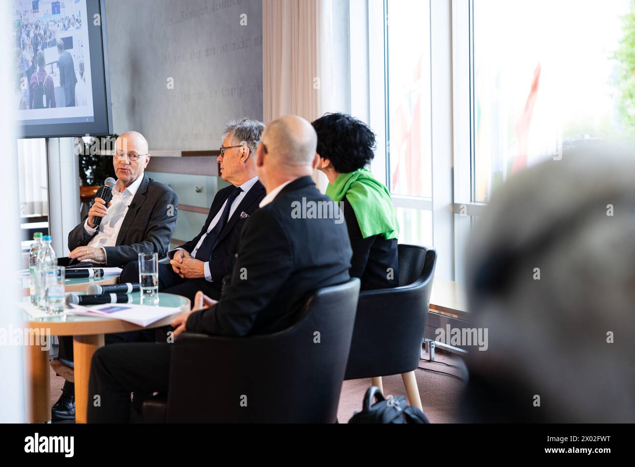 Reinhard Pfeiffer, CEO di Messe Munich, carina Kniep, coordinatore delle divisioni presso Gesellschaft Deutscher Chemiker ( GDCh ), Mathis Kuchejda, Presidente del settore Analytical, Bio and Laboratory Technology presso la German Industry Association SPECTARIS, Peter Schuessler, Vice-Presidente della divisione LSR nel VDGH ( Life Science Research in the Diagnostics Industry Association ), in occasione della conferenza stampa di analytica World's Leading Trade Fair for Laboratory Technology, Analysis, Biotechnology il 9 aprile 2024 a Monaco di Baviera, Germania. (Foto di Alexander Pohl/Sipa USA) Foto Stock