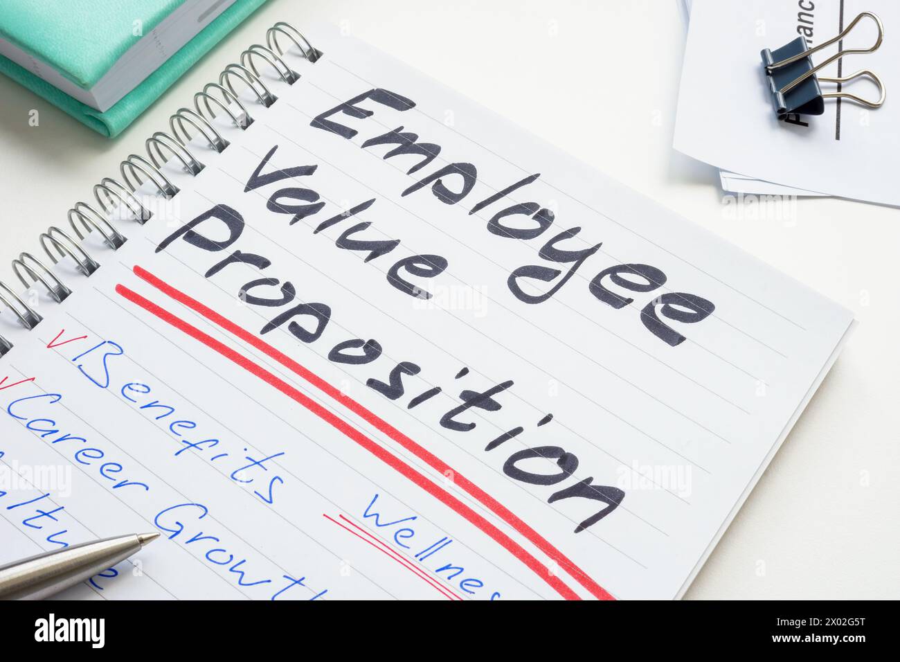 Note scritte a mano in un blocco note sull'EVP della proposta di valore dei dipendenti. Foto Stock