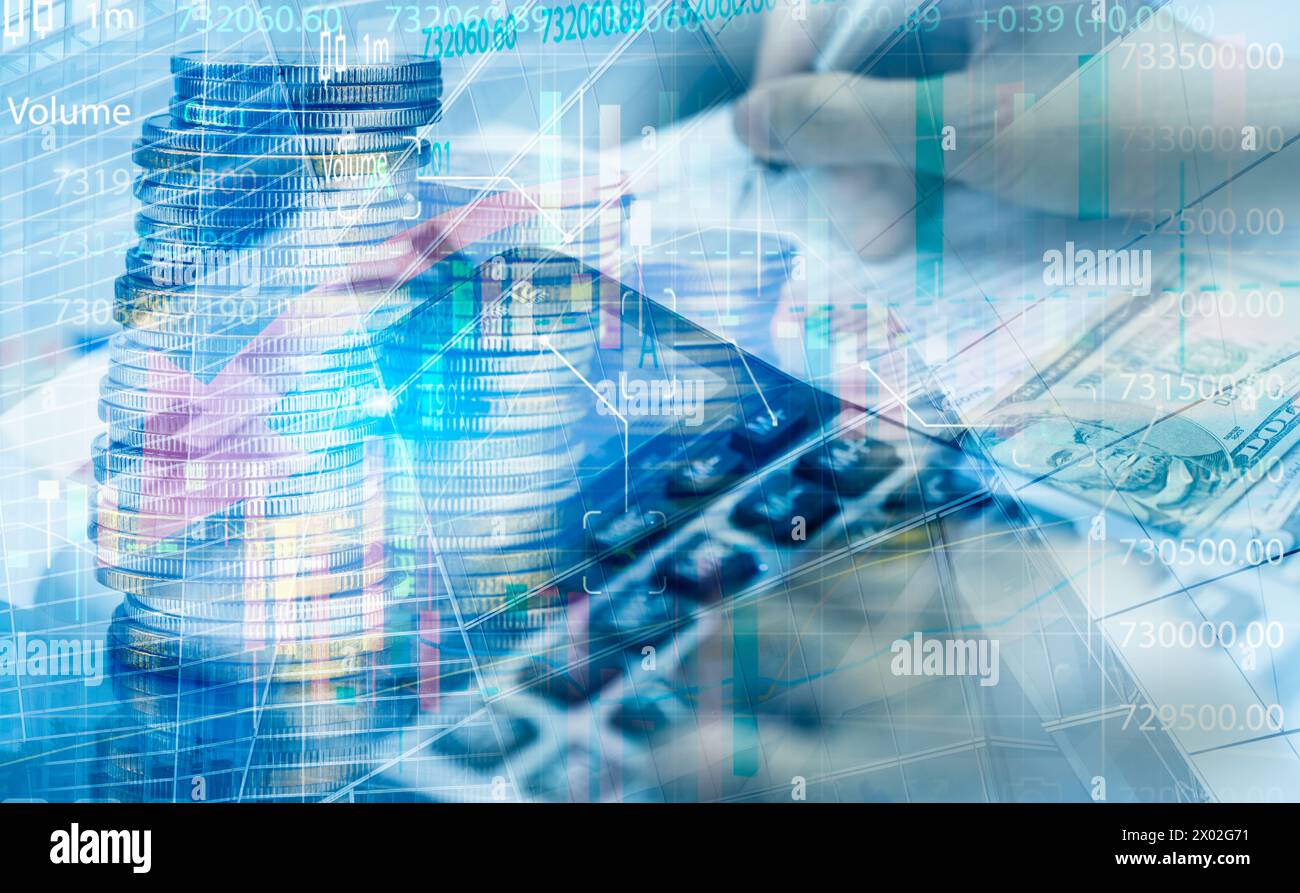 Concetto di stagione fiscale. Donna mano deposito US forma di dichiarazione dei redditi per il pagamento delle imposte. Denaro e finanziario. Documenti per il pagamento delle tasse. Pianificazione fiscale Foto Stock