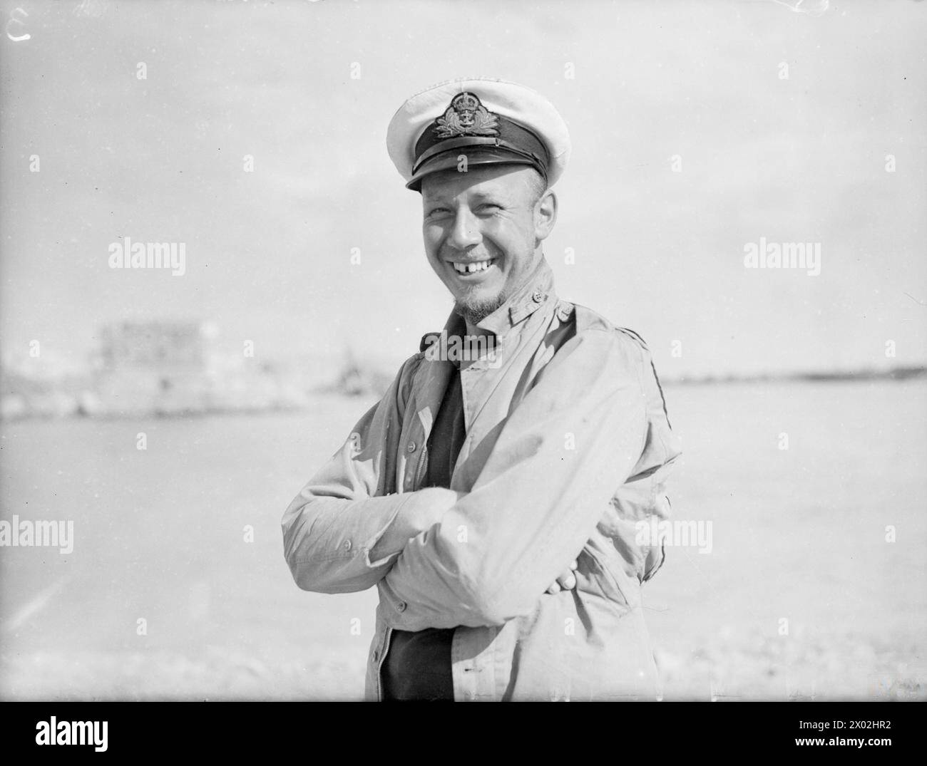 Il 14-15 giugno 1944, gli ufficiali della Royal Navy del gruppo di sdoganamento portuale guidarono una flotta di mezzi da sbarco alleati attraverso 46 relitti nel porto di Civitavecchia, 40 miglia a nord-ovest di Roma. Lieut M.V. Grimes RNVR comandò il primo velivolo ad arrivare. Foto Stock