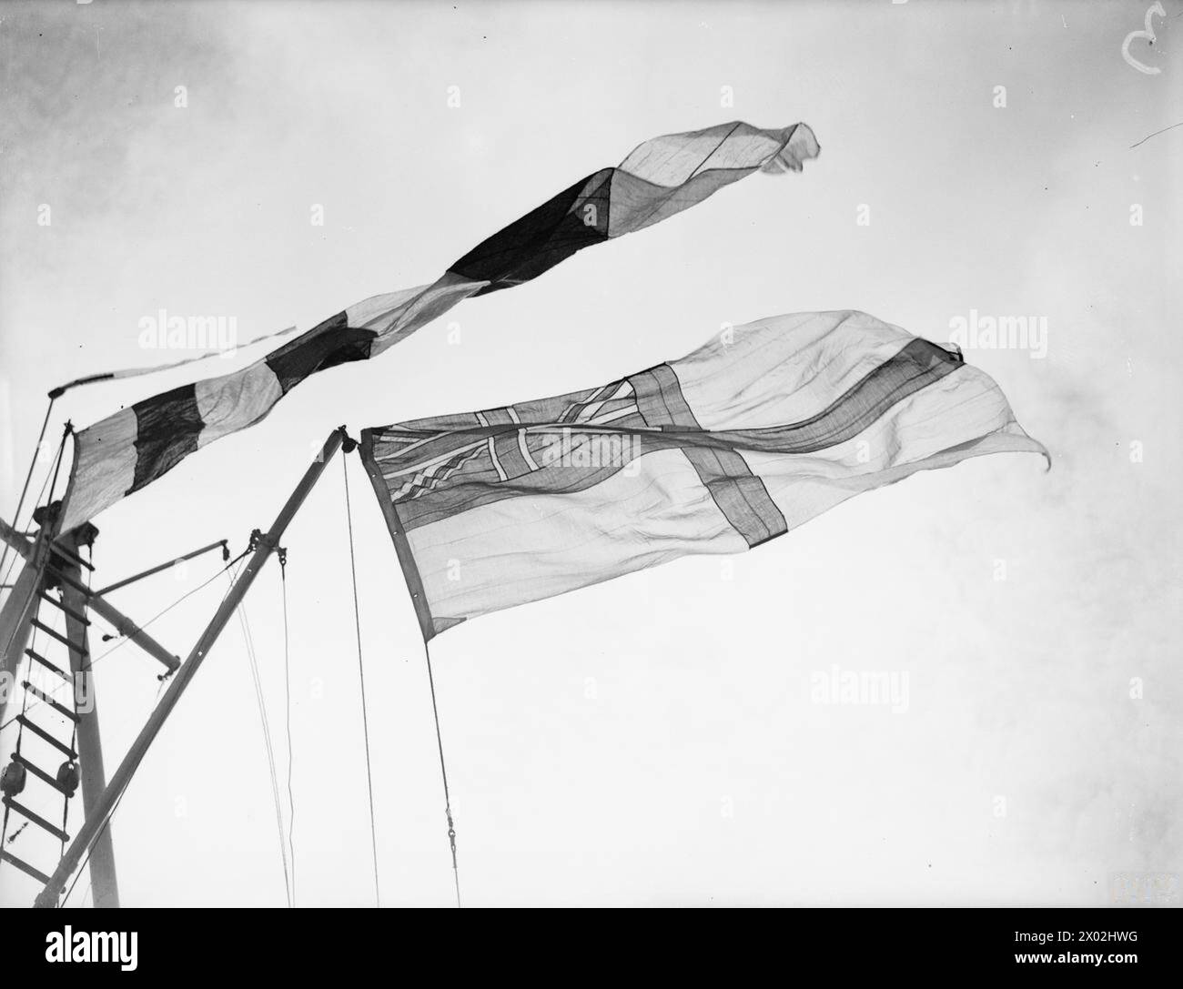 A BORDO DEL DESTROYER HMS BEDOUIN. SETTEMBRE 1941. - L'insegna che vola al picco, con un ciondolo sollevato alla testa dell'albero Foto Stock