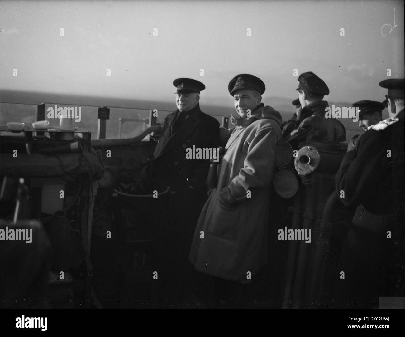 Il 15 gennaio 1943 a Scapa Flow, Alexander, primo Lord dell'Ammiragliato, visitò la Home Fleet e parlò con gli equipaggi delle navi incluso il cacciatorpediniere HMS Eclipse della guerra in corso in mare. Foto Stock