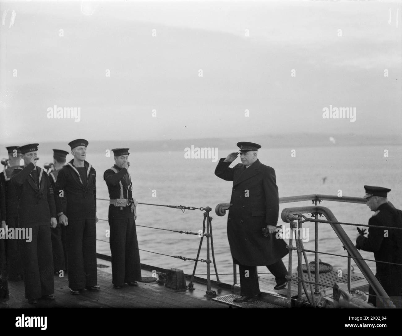 Il primo Lord dell'Ammiragliato, A.V. Alexander, visitò la Home Fleet a Scapa Flow il 15 gennaio 1943, impegnandosi con gli equipaggi delle navi durante il suo tour di tre giorni, incluso il pilotaggio a bordo della HMS Anson. Foto Stock