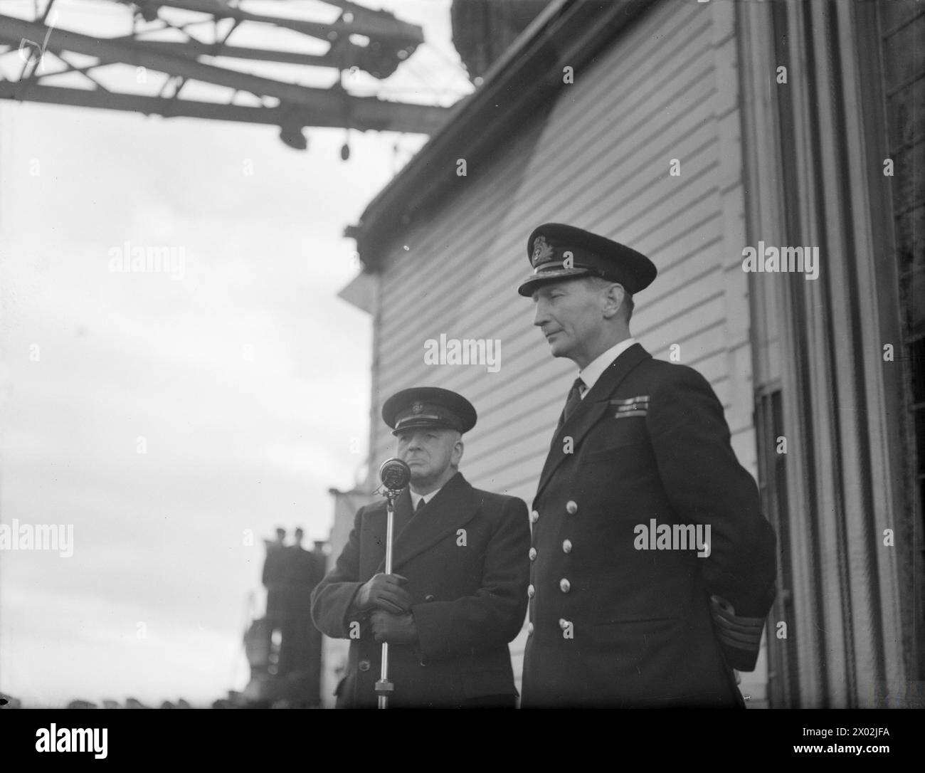 Il 15 gennaio 1943 a Scapa Flow, primo Lord dell'Ammiragliato A V Alexander parla all'equipaggio della corazzata HMS Howe durante una visita alla Home Fleet. Foto Stock