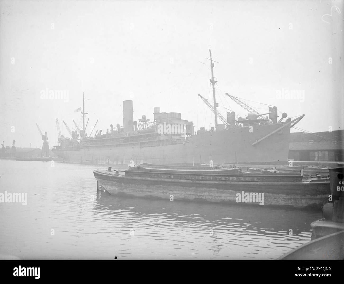 HMS HILARY, NAVE BRITANNICA D'IMBARCO SULL'OCEANO. 31 MARZO 1942, SURREY DOCKS, LONDRA. - HMS HILARY situata nel bacino della Royal Navy, HILARY (HMS) Foto Stock