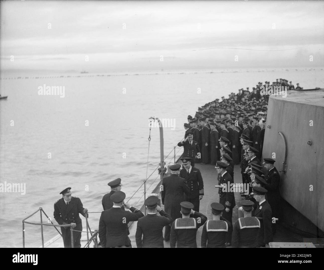 A V Alexander, primo Lord dell'Ammiragliato, visita la Home Fleet a Scapa Flow il 15 gennaio 1943, rivolgendosi agli equipaggi delle navi sulla guerra in mare. È incanalato sul fianco dell'incrociatore HMS Jamaica. Foto Stock