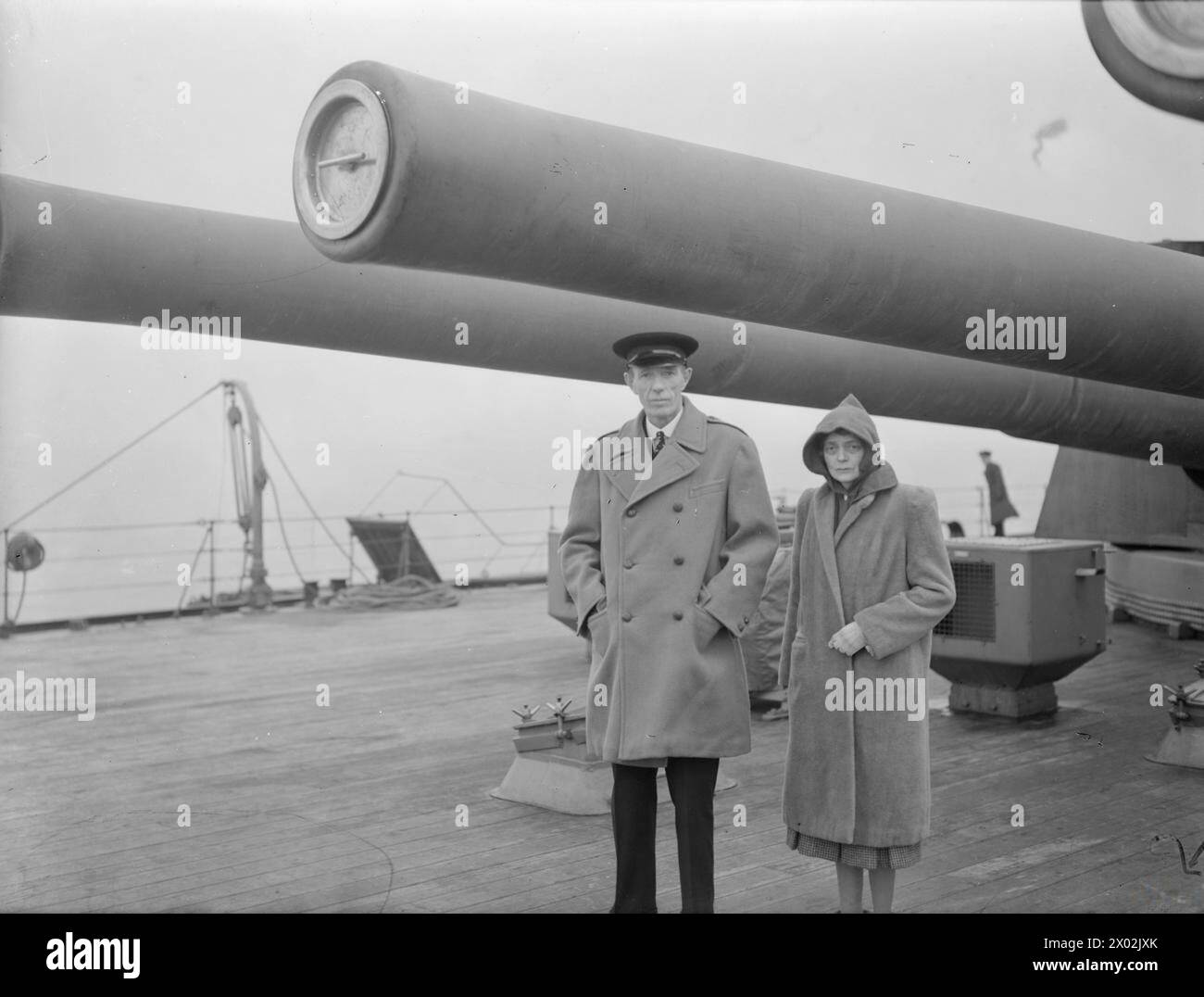 Lord e Lady Halifax sono a bordo della HMS King George V nel gennaio 1941, posizionata vicino ai cannoni principali della nave durante il viaggio verso l'America. Foto Stock