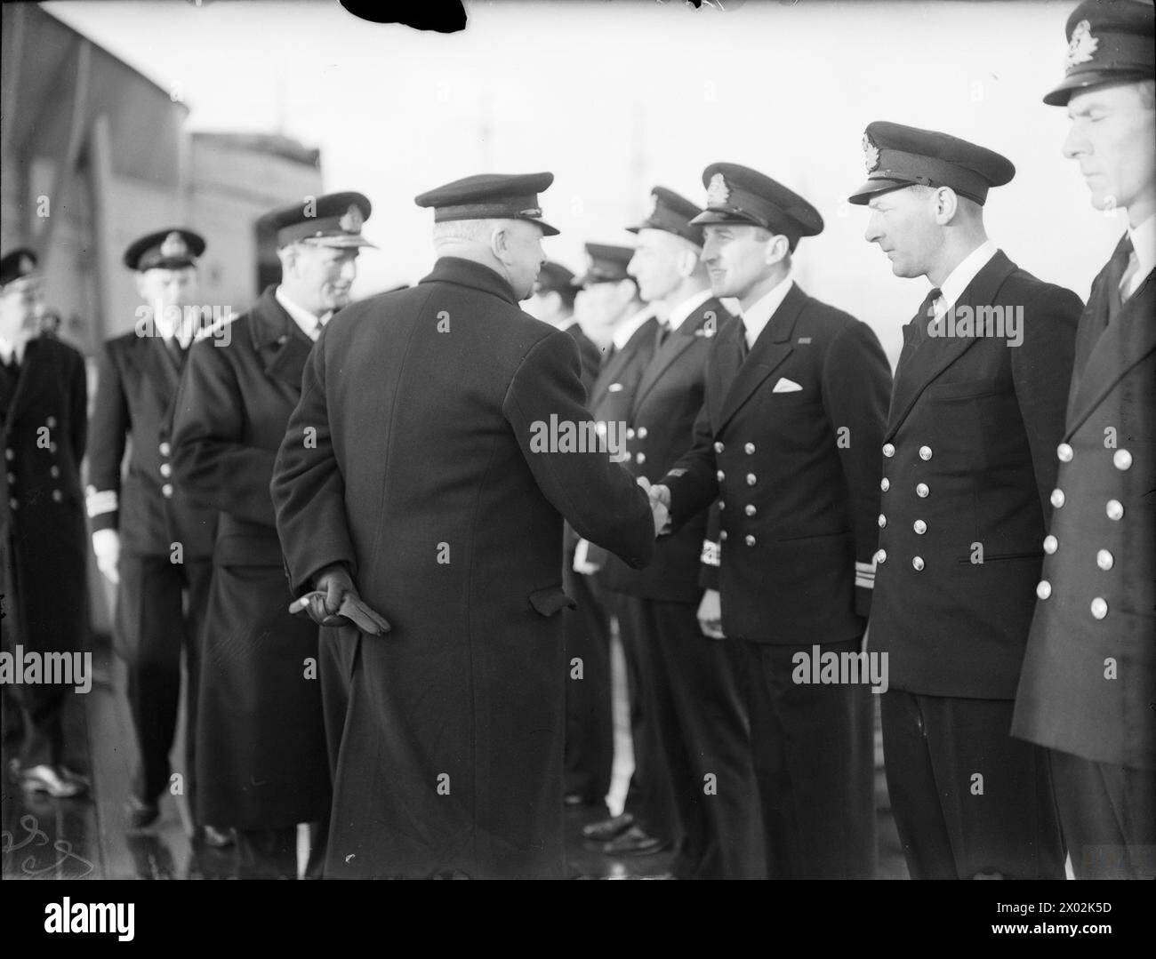 Il 15 gennaio 1943, il primo Lord dell'Ammiragliato A V Alexander visitò la Home Fleet a Scapa Flow, parlando con gli equipaggi delle navi e stringendo la mano ai capitani dei cacciatorpediniere a bordo della HMS Tyne. Foto Stock