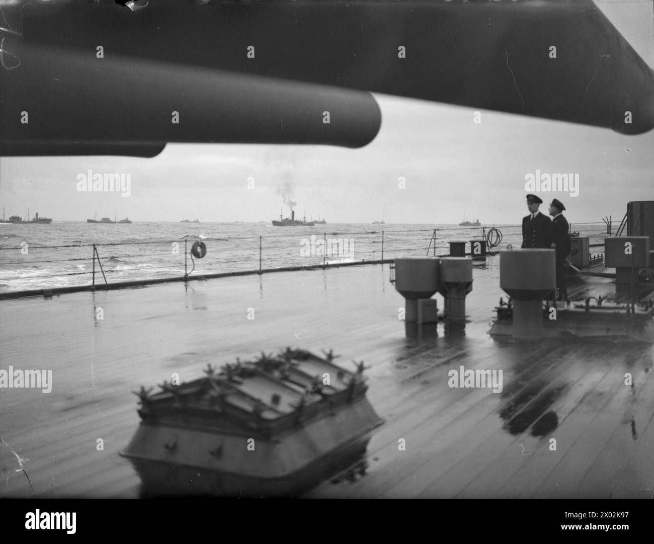 Nel gennaio 1941, la HMS King George V trasportò Lord e Lady Halifax in America, con i suoi cannoni principali posizionati sopra il convoglio per la protezione. Foto Stock