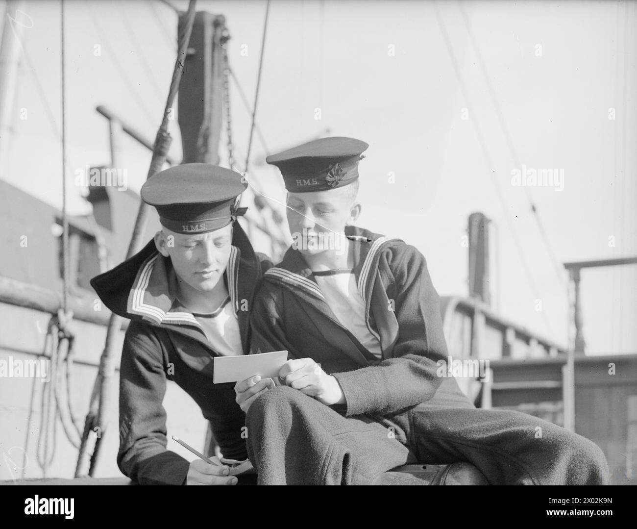 Il 14 e 15 settembre 1943 a Portsmouth, la HMS Foudroyant, di quasi 150 anni, fu nuovamente arruolata come nave addestrativa pre-entrata per il Sea Cadet Corps. I cadetti gemelli John W V Preece e Allan G H Preece, all'età di 17 anni, erano a bordo sotto la supervisione del tenente Harold Wylie, OBE, RNVR. Foto Stock