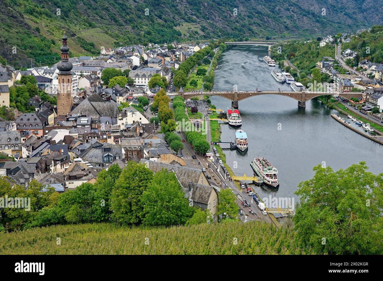 Vista su Cochem e sul fiume Mosella, Cochem, Renania Palatinato, Germania, Europa Foto Stock