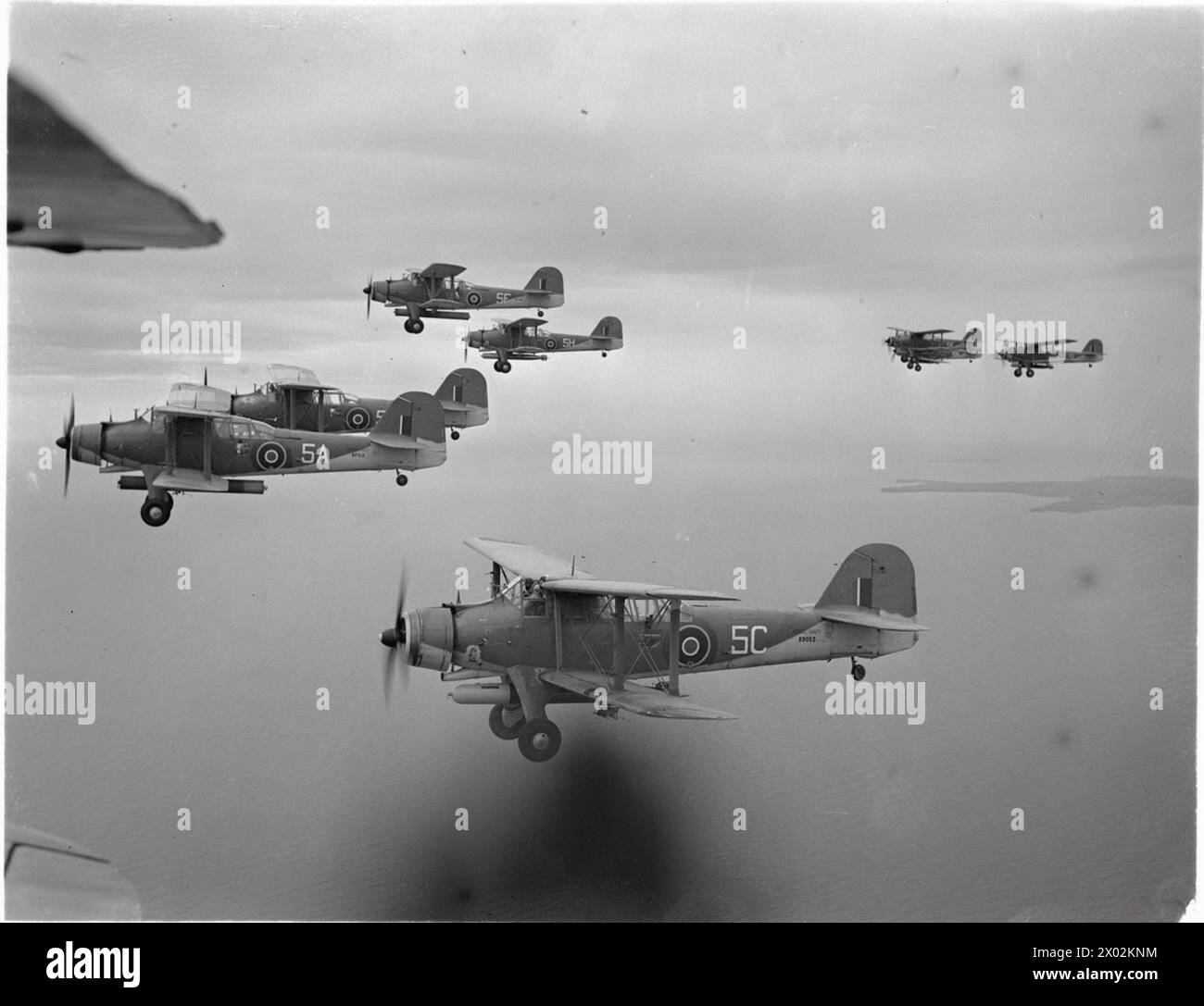 Otto Fairey Albacore del 820 Naval Air Squadron iniziarono un'esercitazione della Royal Navy durante la seconda guerra mondiale, volando in formazione libera con alcuni siluri vivi e alcuni manichini. Foto Stock