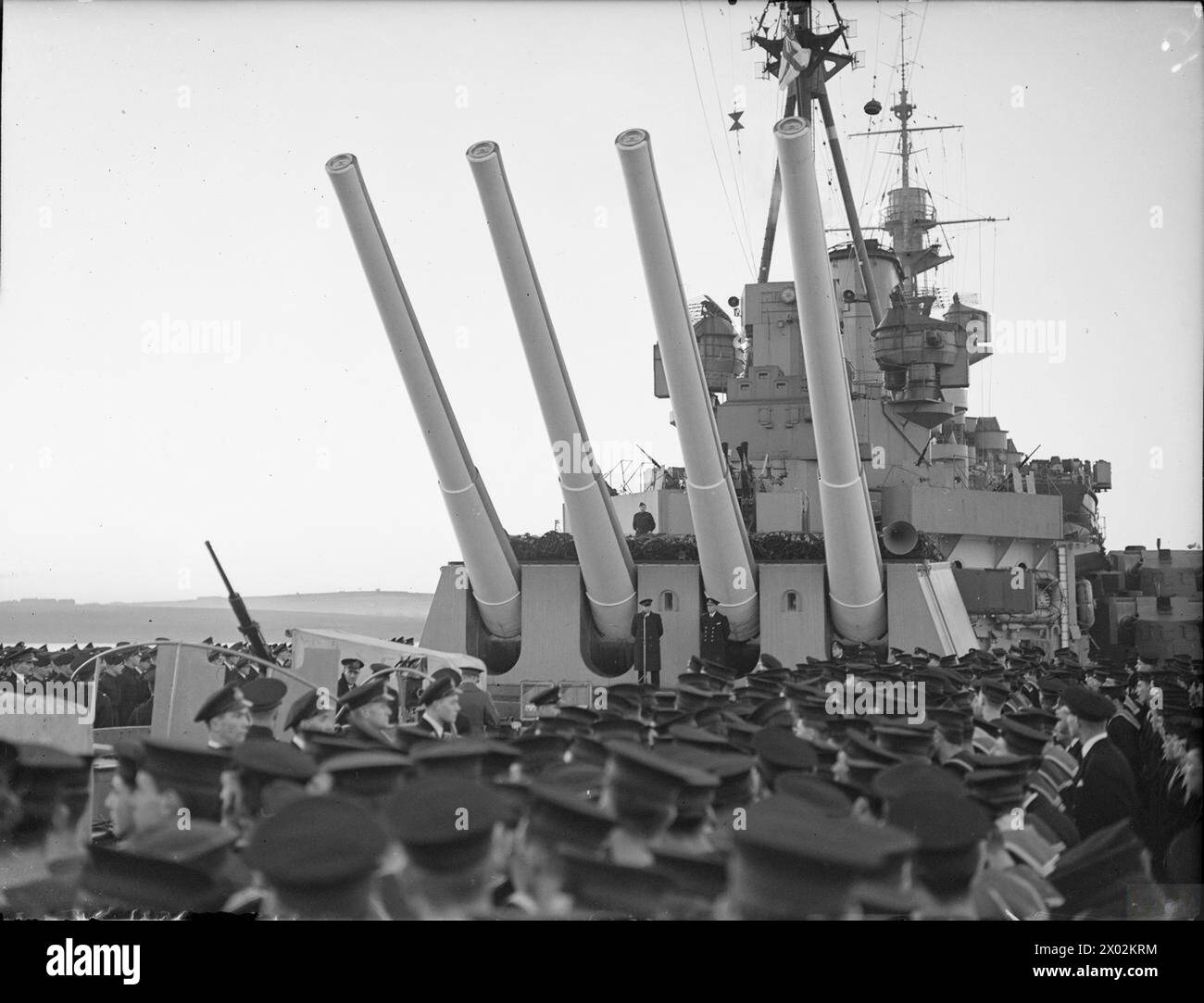 Il primo Lord dell'Ammiragliato, A V Alexander, ispeziona la Home Fleet a Scapa Flow il 15 gennaio 1943, rivolgendosi all'equipaggio della nave ammiraglia HMS King George V con l'ammiraglio Sir John Tovey presente. Foto Stock