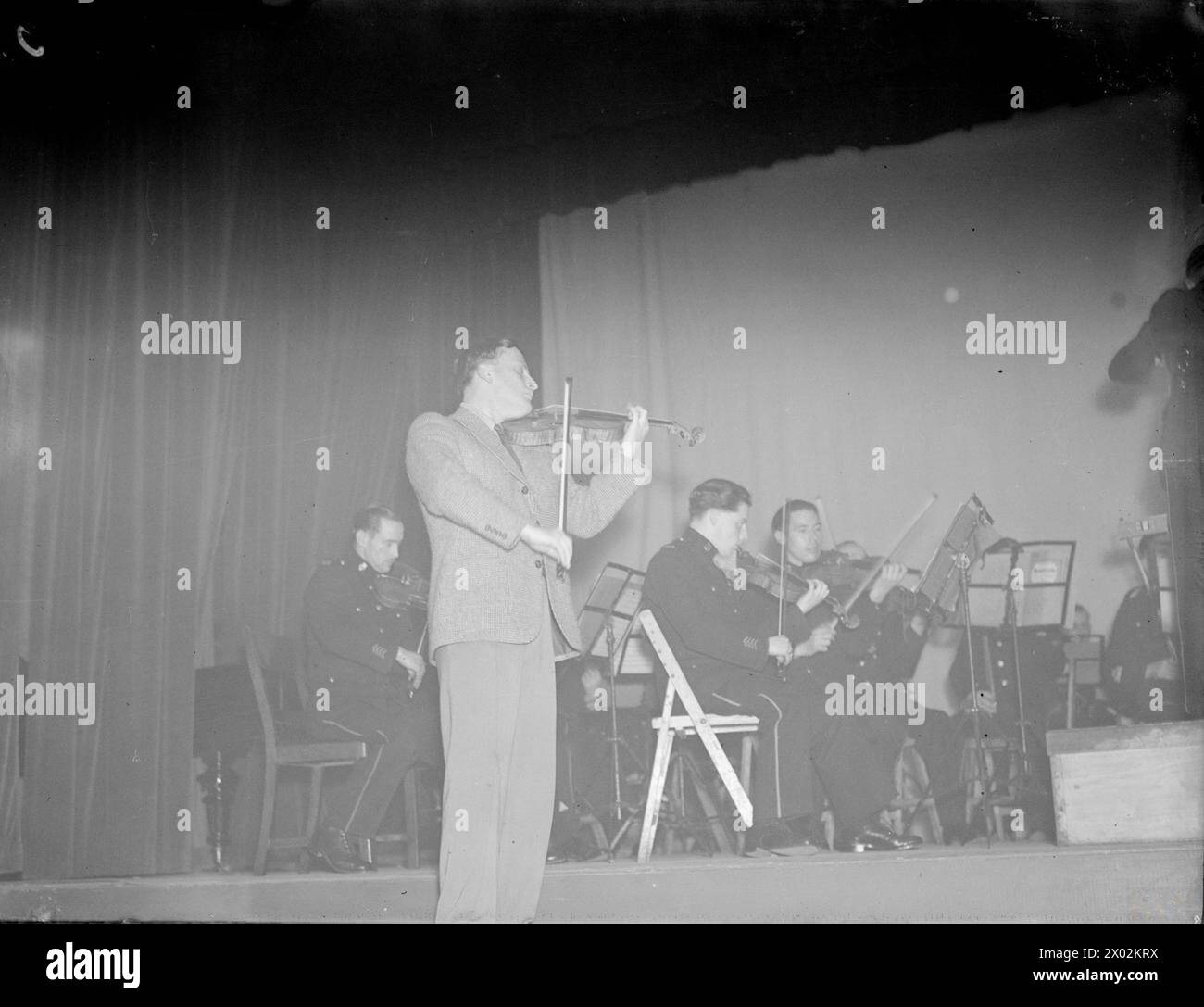 Nel settembre 1944, il violinista Yehudi Menuhin eseguì concerti per la Home Fleet britannica a Scapa Flow, ospitata a bordo della nave ammiraglia dall'ammiraglio Sir Henry Moore. Foto Stock Nel settembre 1944, il violinista Yehudi Menuhin eseguì concerti per la Home Fleet britannica a Scapa Flow, ospitata a bordo della nave ammiraglia dall'ammiraglio Sir Henry Moore. Foto Stock