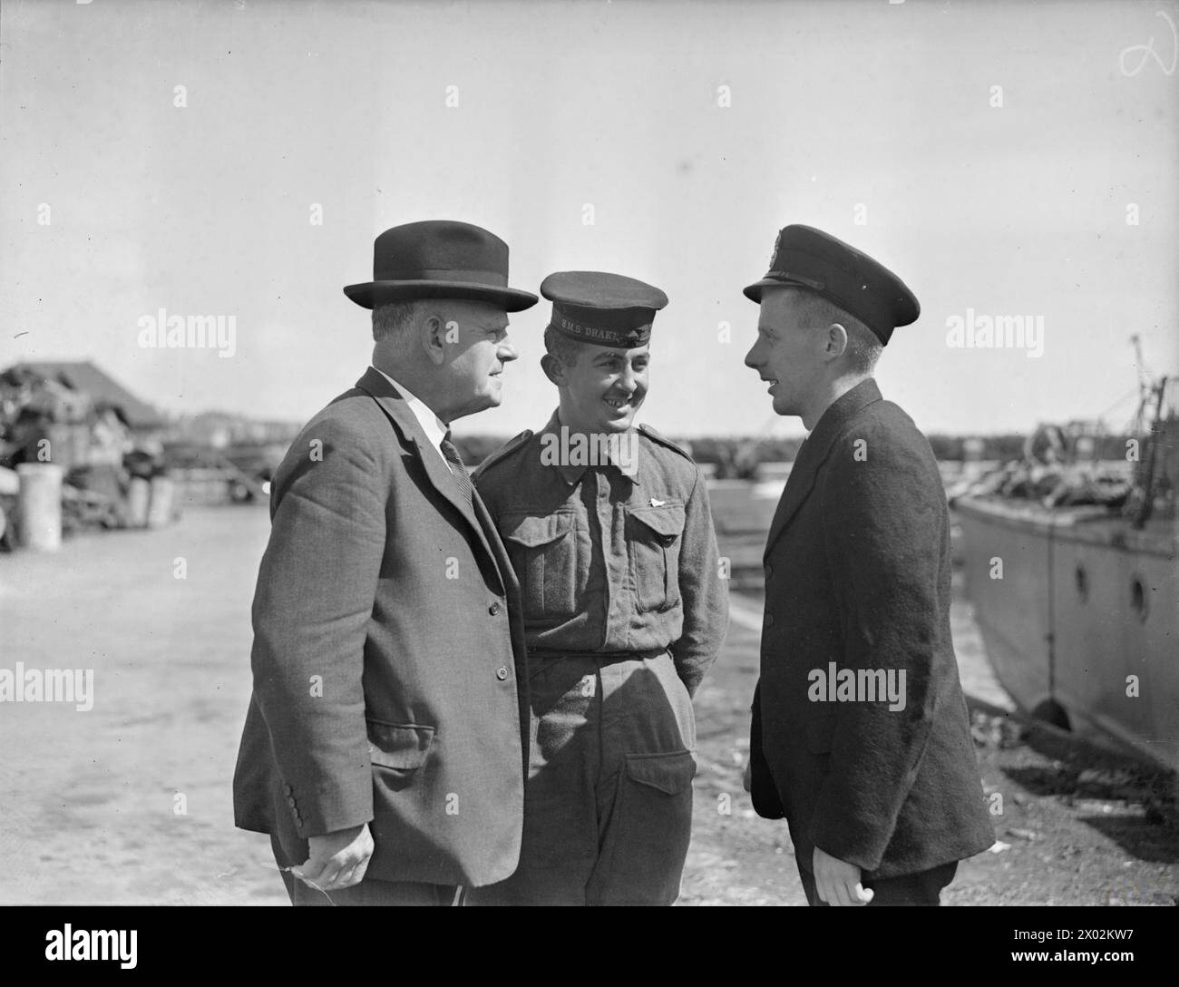 L'ALTO COMMISSARIO DELLA NUOVA ZELANDA VISITA LA HMS KING ALFRED. 20 AGOSTO 1942. - Il signor Jordan parla con due neozelandesi che hanno preso parte al raid di Dieppe Foto Stock