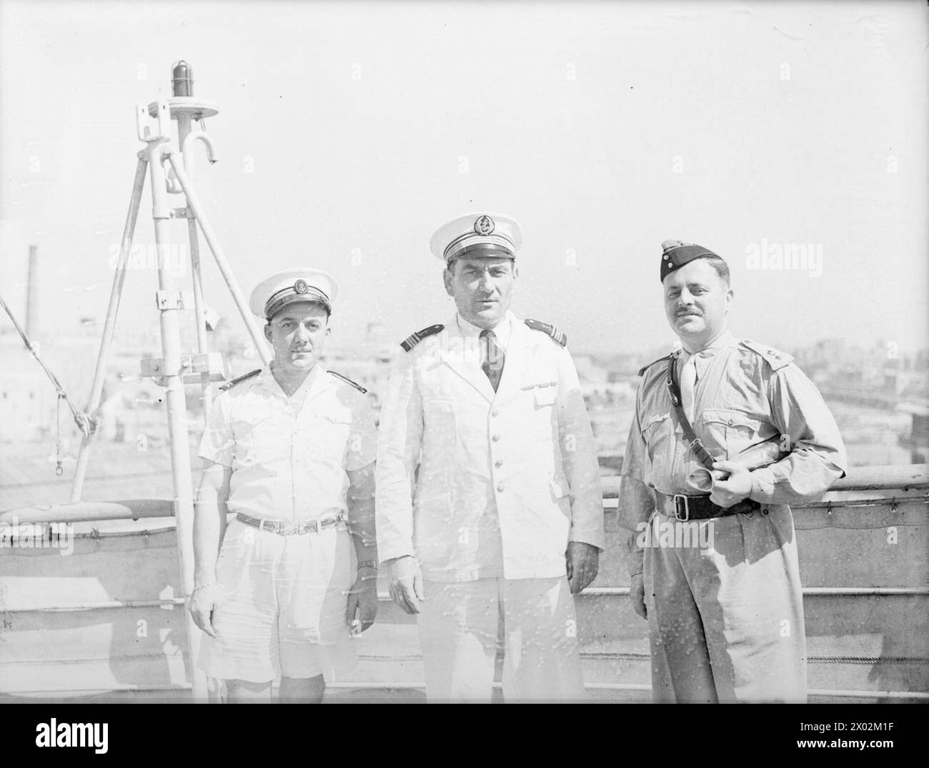 La nave francese Ville d'Oran trasportò prigionieri di guerra dai campi tedeschi nel nord Italia al porto di Alessandria il 31 maggio 1945. Il capitano e gli ufficiali a bordo includevano il capitano de Corvette Louis Eyglier, Jnr Lieut Jacques Quilici e Lieut John Moriarty. Foto Stock