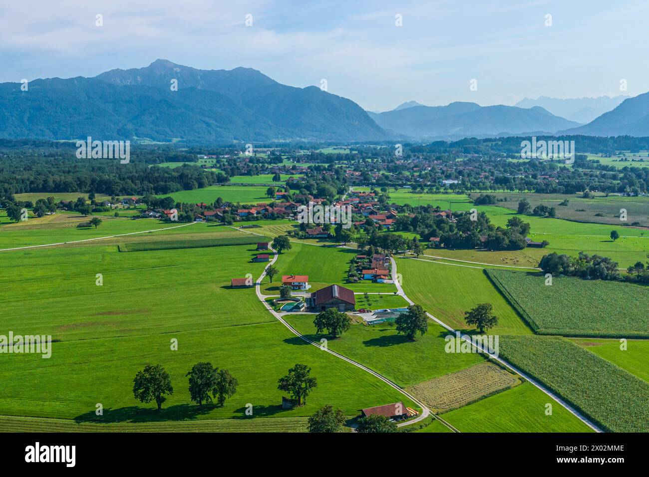 Sommerlicher Nachmittag am Chiemsee in Oberbayern nahe der Mündung der Tiroler Achen Naturlandschaft im oberbayerischen Chiemgau bei Feldwies am Chie Foto Stock