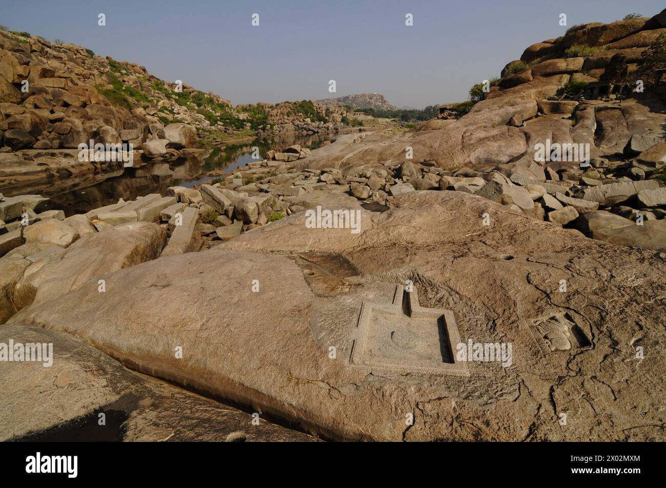Il fiume Tungabhadra e la pietra tagliarono Shiva Linga, Hampi, Karnataka, India, Asia Foto Stock