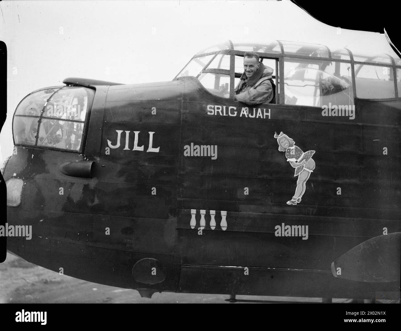 Il tenente di volo R.A. Fletcher è nella cabina di pilotaggio di Avro Manchester Mark IA 'OF-P' 'Sri Gajah' 'Jill' del No. 97 Squadron RAF a Coningsby, Lincolnshire, durante le operazioni dal 1939 al 1941. Foto Stock