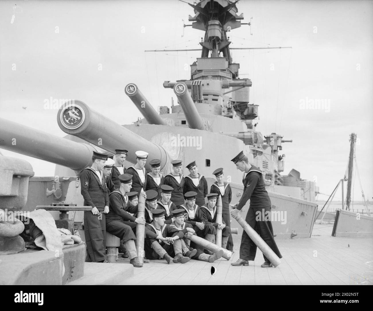 A BORDO DI UNA NAVE DA GUERRA. 1940, A BORDO DELL'INCROCIATORE DA BATTAGLIA BRITANNICO HMS HOOD. - Istruzioni di routine come al solito Foto Stock