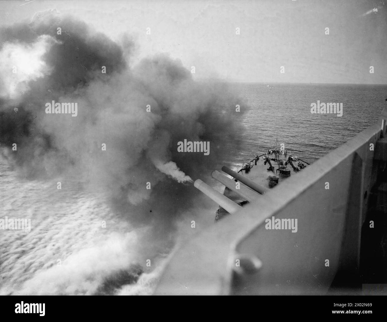 Il 17 luglio 1943, la HMS Warspite bombardò le posizioni nemiche a Catania, in Sicilia, sparando proiettili da 11.000 a 15.000 metri a sostegno dell'esercito. Foto Stock