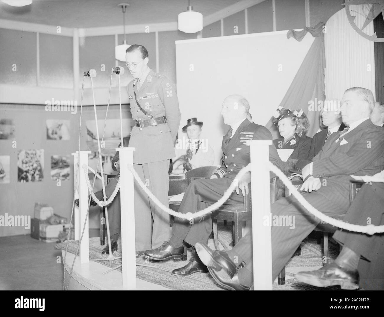 Il 16 agosto 1945, il principe Bernardo dei Paesi Bassi partecipò e aprì l'esposizione navale alleata a Rotterdam. Foto Stock