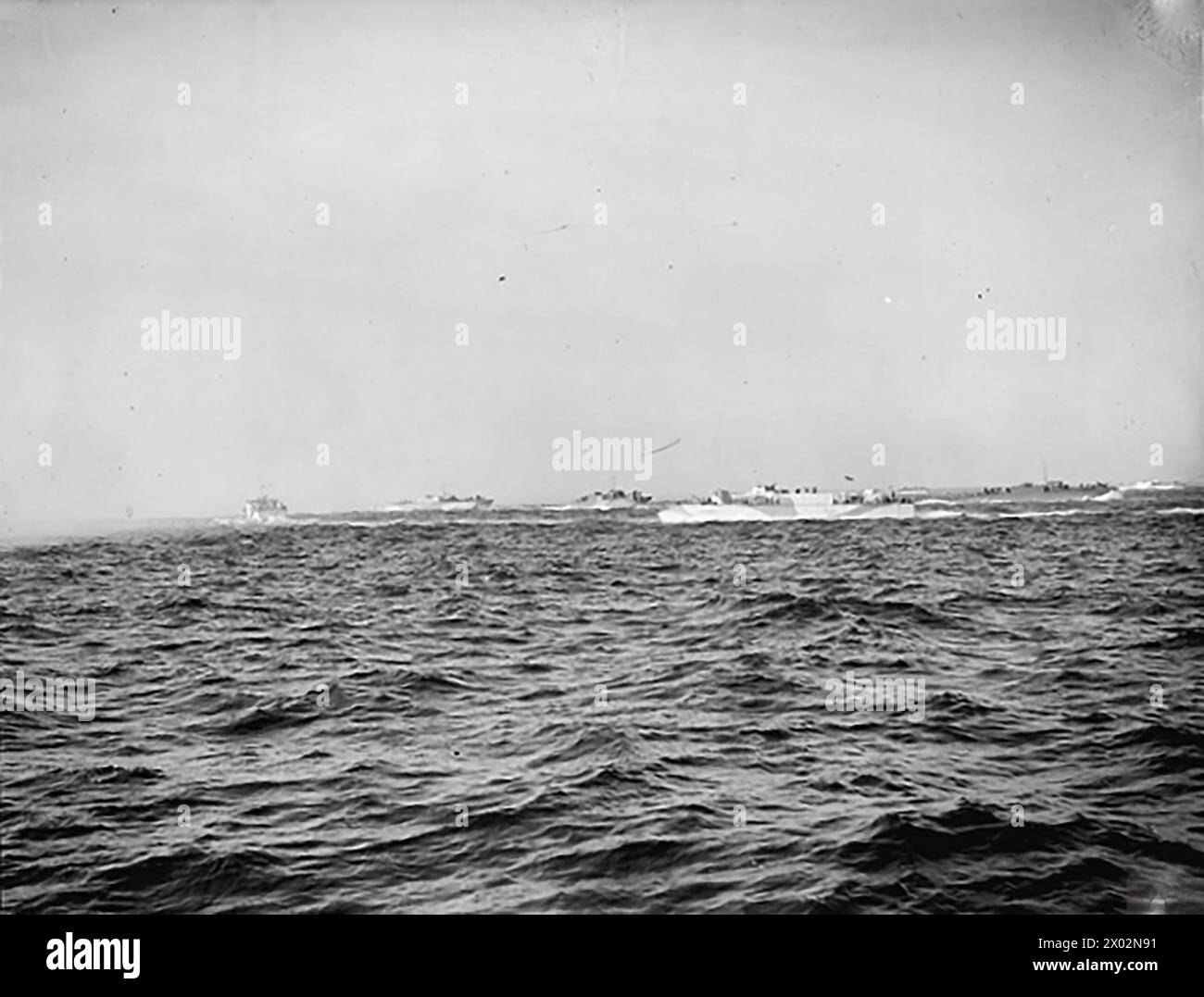 Fotografia che mostra le forze alleate terrestri, marittime e aeree durante un'esercitazione di 24 ore nel Canale della Manica il 9 settembre 1943, con mezzi da sbarco e supporto aereo in avvicinamento alla costa francese. Foto Stock