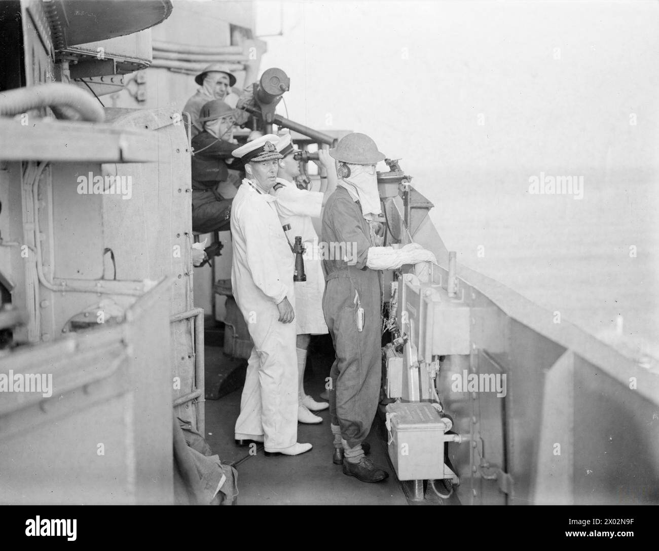 Il 17 luglio 1943, la HMS Warspite bombardò le truppe nemiche a Catania, in Sicilia, con proiettili da 11.000 a 15.000 metri, osservati dal contrammiraglio A W la T Bisset e dal suo staff. Foto Stock