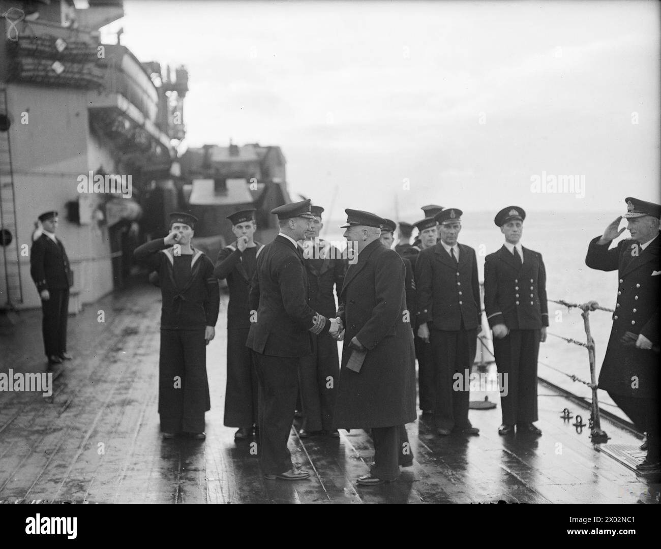 Il primo Lord dell'Ammiragliato A.V. Alexander visitò la Home Fleet a Scapa Flow il 15 gennaio 1943, parlando con gli equipaggi delle navi sulla guerra in mare. Il capitano Woodhuse della HMS Ajax lo salutò a bordo della HMS Howe. Foto Stock