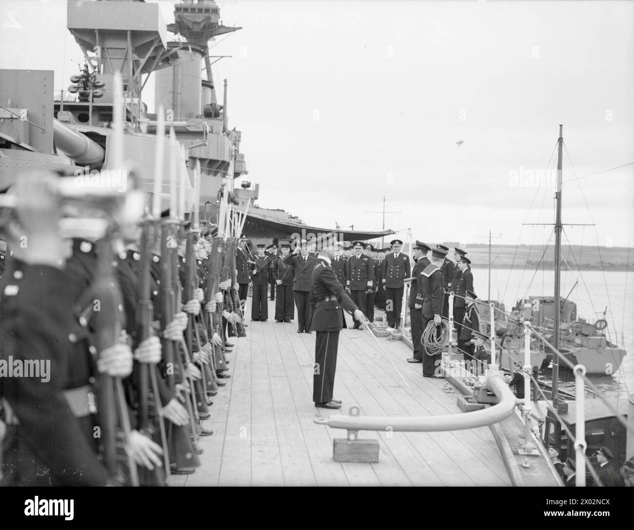 Nel settembre 1941, il primo Lord dell'Ammiragliato, Mr. A.V. Alexander, fu ricevuto da una Royal Marine Guard of Honour a bordo della HMS Iron Duke presentando le armi durante la sua visita alla Home Fleet. Foto Stock