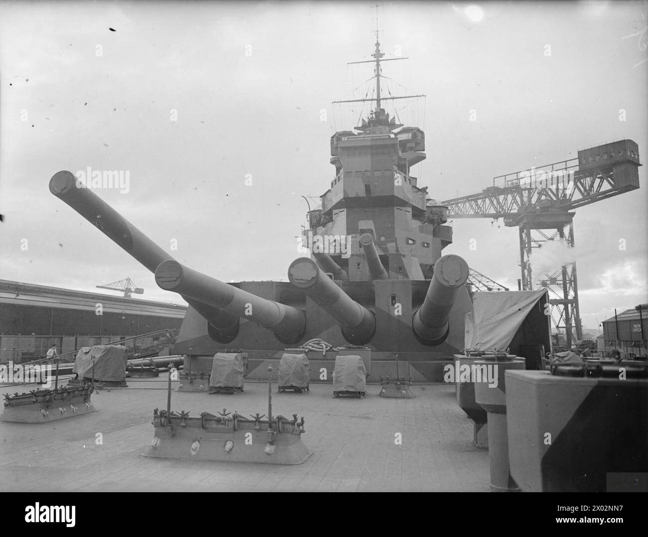 La HMS King George V fu sottoposta a lavori di ristrutturazione nel 1940 presso il bacino di carenaggio di Rosyth. La vista frontale mostra torrette da 14 pollici e il ponte della nave. Foto Stock
