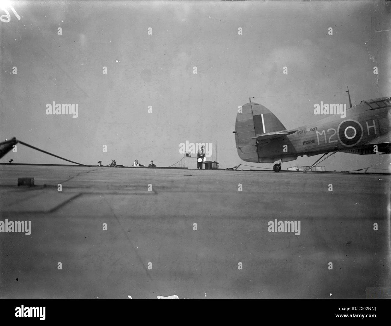 Tra il 15 e il 17 agosto 1943, la HMS Argus addestra i piloti della Fleet Air Arm sugli sbarchi di portaerei al largo di Lamlash, utilizzando ganci di arresto per gli Hawker Hurricanes durante il suo 25 ° anniversario. Foto Stock