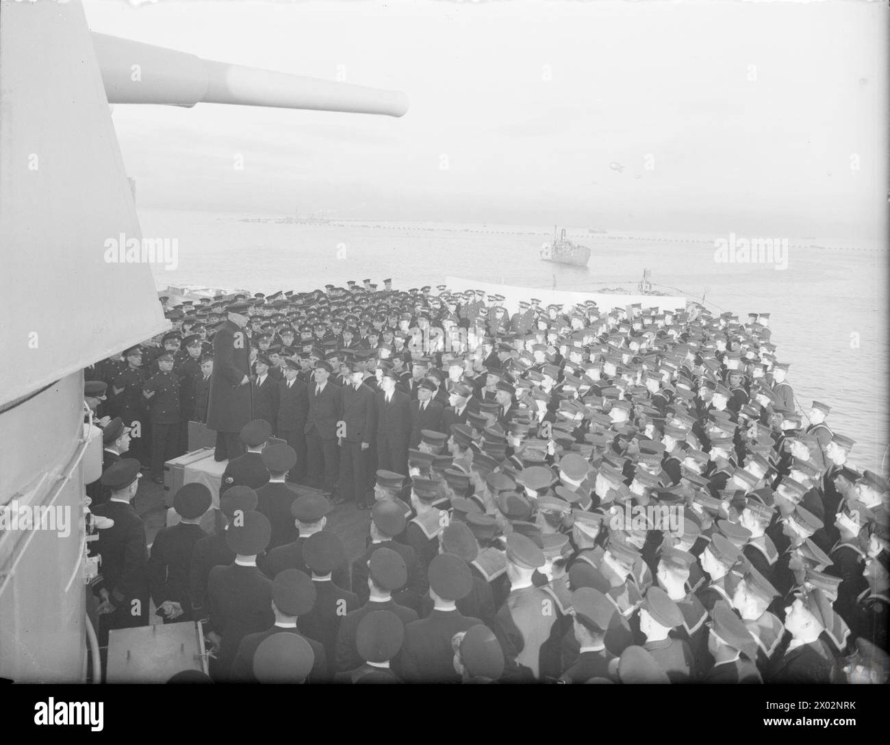 Il 15 gennaio 1943 a Scapa Flow, il signor A.V. Alexander, primo Lord dell'Ammiragliato, visitò la Home Fleet e si rivolse all'equipaggio della HMS Belfast per la guerra in mare. Foto Stock