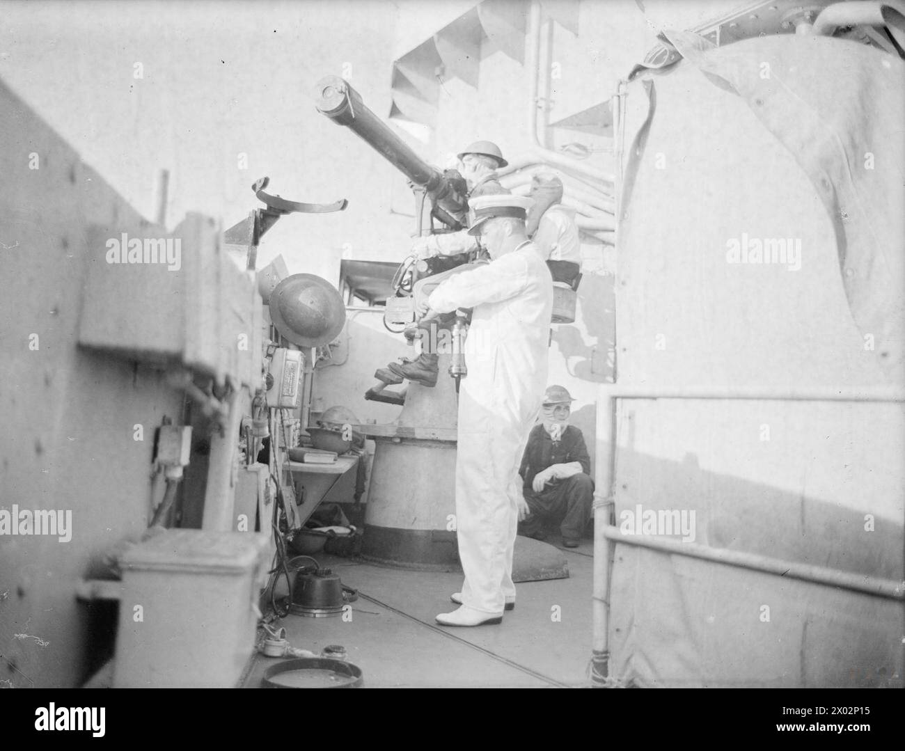 Il 17 luglio 1943, la HMS Warspite bombardò le truppe nemiche a Catania, in Sicilia, da una distanza compresa tra 11.000 e 15.000 metri, con il contrammiraglio A W la T Bisset e il suo staff sul ponte dell'ammiraglio. Foto Stock