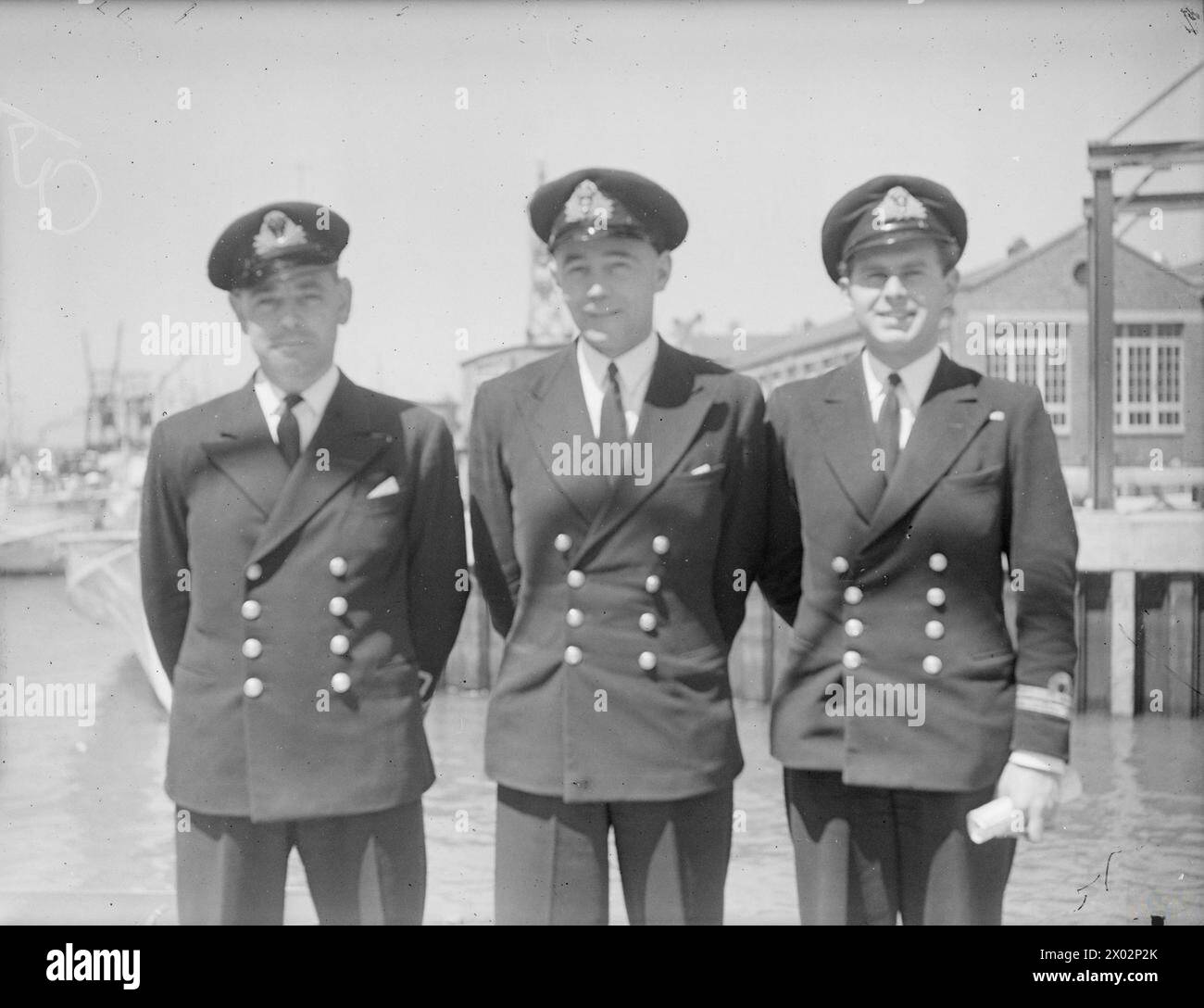Il 26-27 maggio 1944, gli ufficiali navali e marini della Force S, guidati dal contrammiraglio Talbot, coordinarono le operazioni presso il quartier generale con il personale dei carri da sbarco. Foto Stock