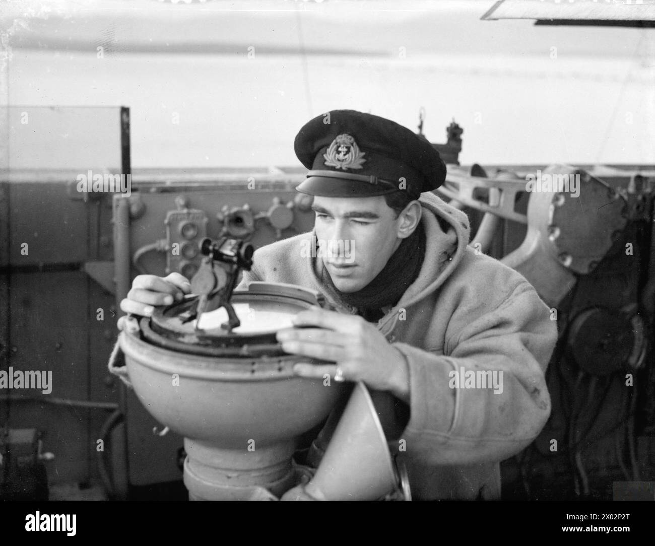 Il 3, 14 e 18 gennaio 1943, a bordo della HMS Malaya a Scapa Flow, i guardiamarina della Royal Navy praticavano abilità di navigazione, tra cui prendere direzione sul ponte. Foto Stock