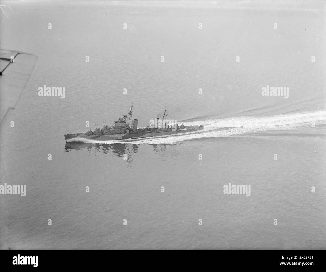 La HMS Argonaut è stata mostrata a vapore ad alta velocità da una prospettiva aerea il 1o agosto 1942, dimostrando manovre e propulsione navali. Foto Stock