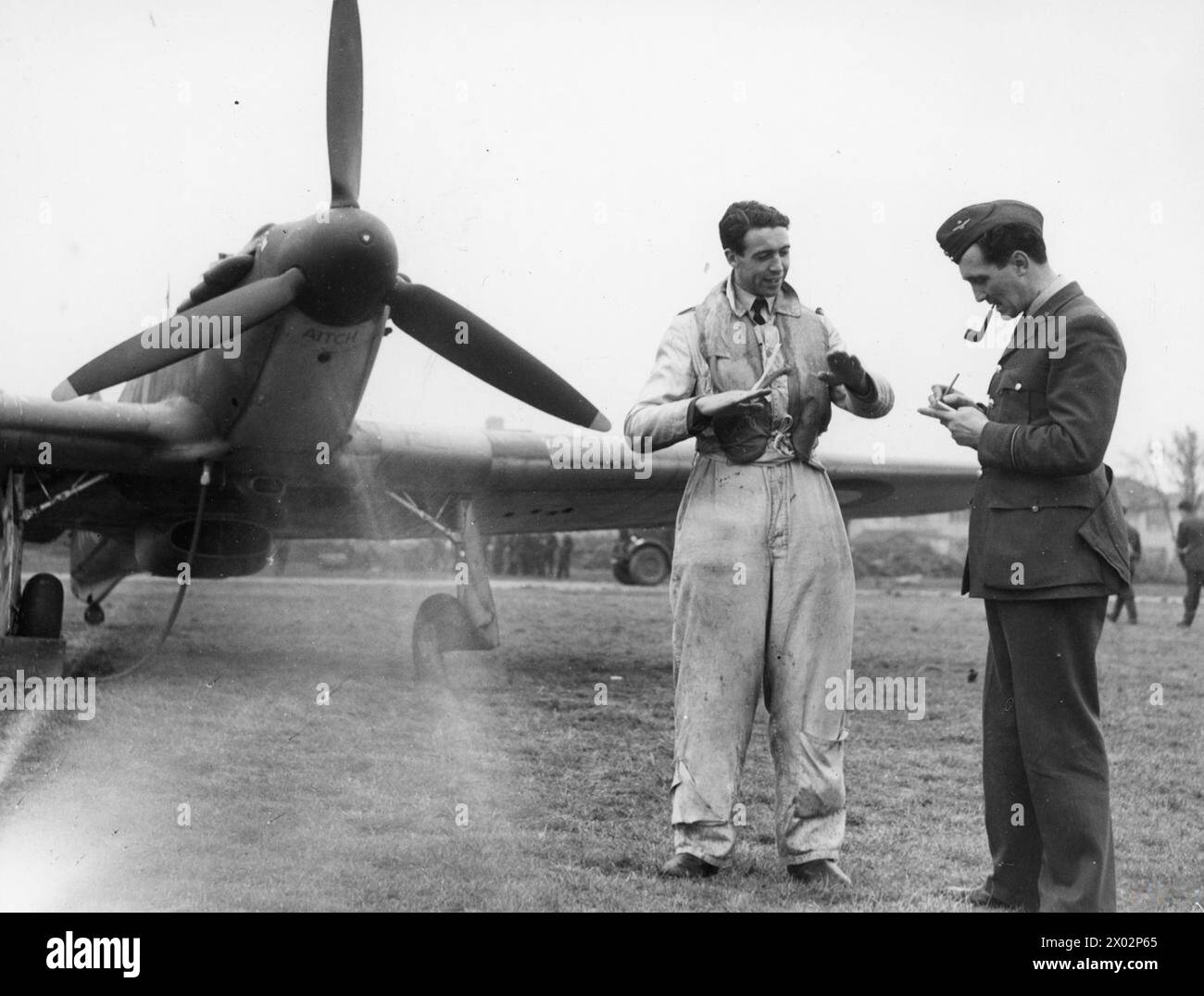 Il 17 ottobre 1940, un pilota dell'uragano discute del suo volo con un ufficiale dell'intelligence dopo essere tornato dal combattimento aereo durante la battaglia d'Inghilterra. Foto Stock