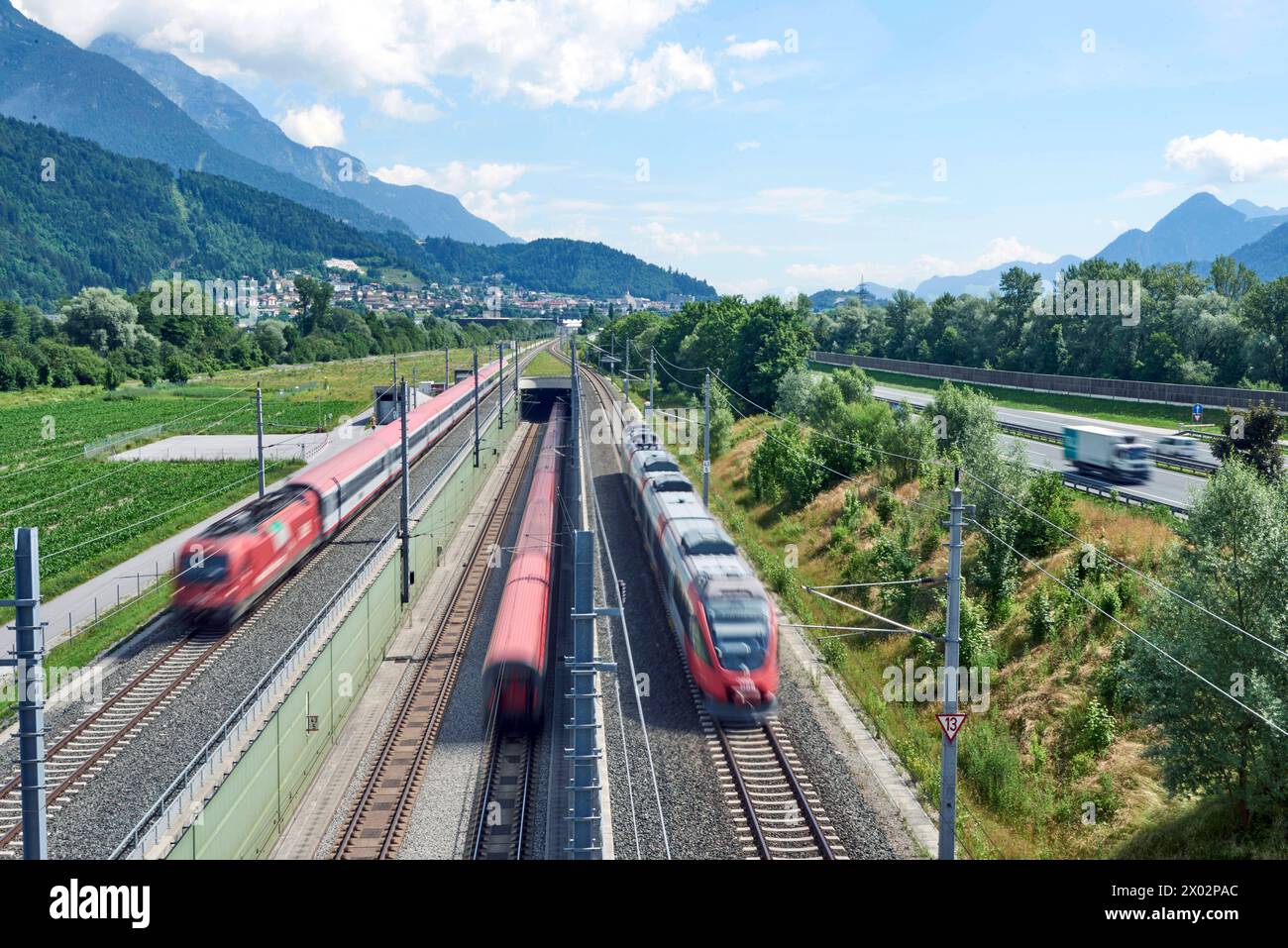 Brenner Basistunnel Bahnverkehr im Österreichischen Inntal bei Jenbach. Die Unterinntalbahn verläuft im Tunnel unter dem Ort Jenbach.Tunneleinfahrt südwestlich der Gemeionde Jenbach Ort im Hintergrund. Jenbach Tirol Österreich *** Tunnel di base del Brennero traffico ferroviario nella valle austriaca della locanda vicino a Jenbach la ferrovia della valle della locanda inferiore corre nel tunnel sotto l'ingresso del tunnel di Jenbach a sud-ovest del villaggio di Jenbach sullo sfondo Jenbach Tirolo Austria Copyright: Argumx/xThomasxEinberger Foto Stock