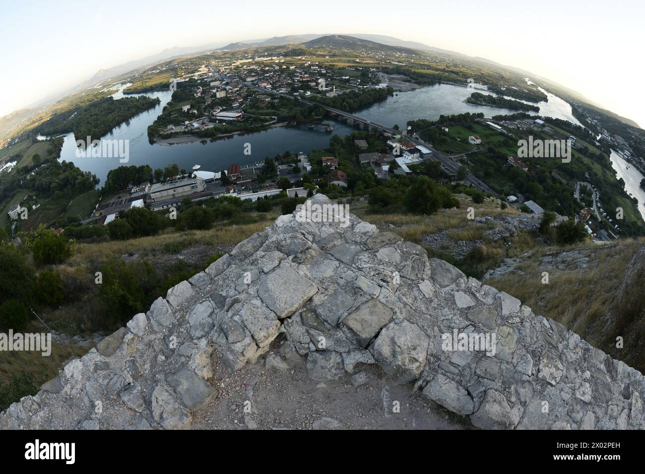 Vista dal castello di Rozafa sul fiume Buna, Shkoder, Albania, Europa Foto Stock