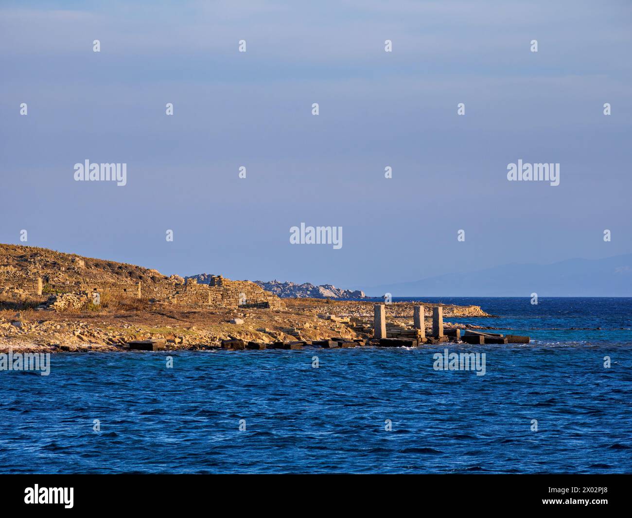 Lungomare del sito archeologico di Delo al tramonto, sito patrimonio dell'umanità dell'UNESCO, isola di Delo, Cicladi, isole greche, Grecia, Europa Foto Stock