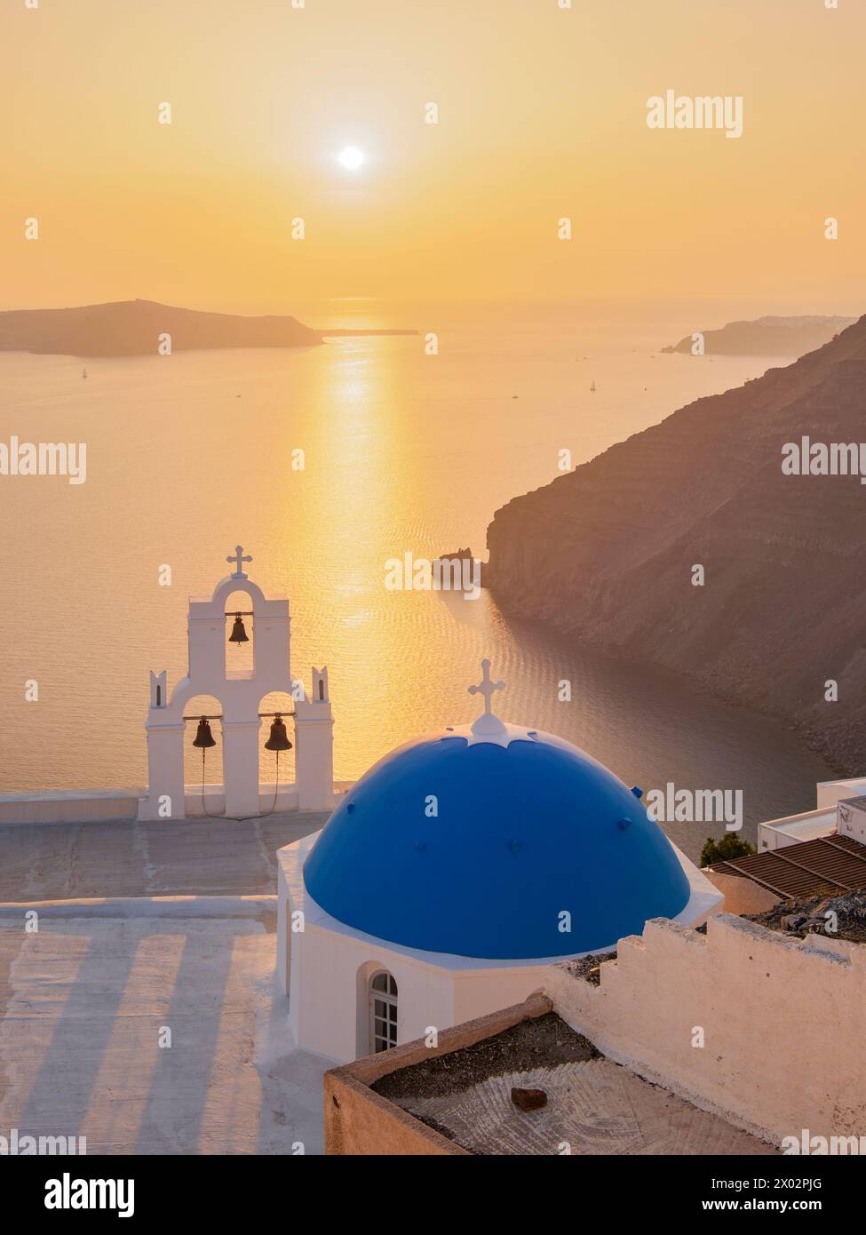 Tre Campane di Fira, iconica chiesa a cupola blu al tramonto, Fira, isola di Santorini (Thira), Cicladi, isole greche, Grecia, Europa Foto Stock