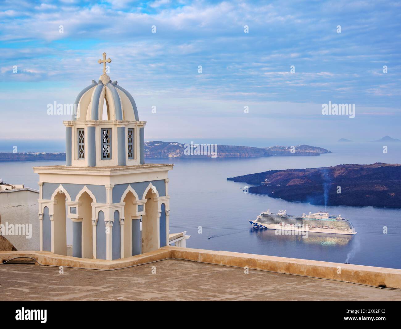 Chiesa cattolica di San Marco Evangelista, Fira, isola di Santorini (Thira), Cicladi, isole greche, Grecia, Europa Foto Stock