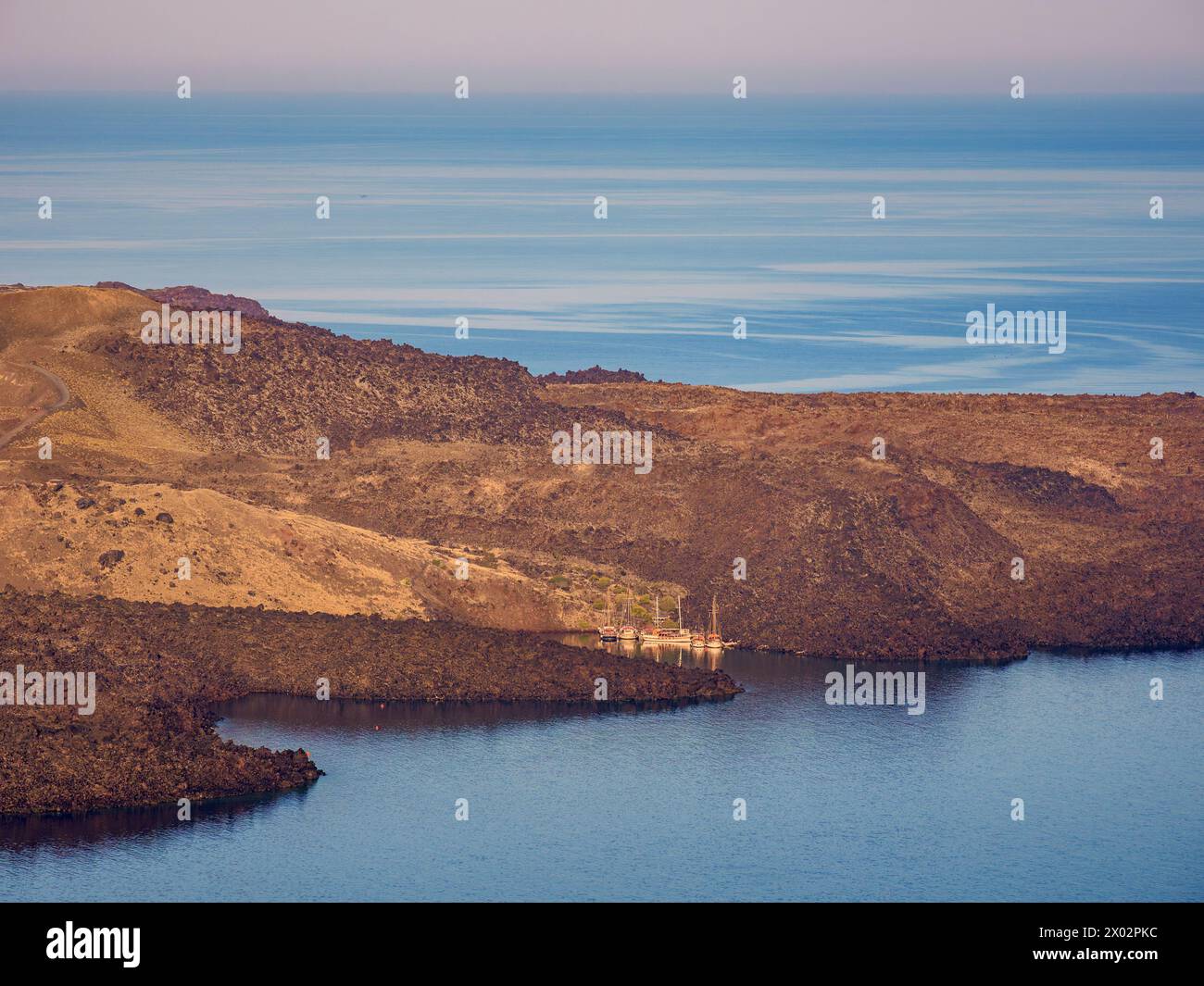 Vulcano Nea Kameni alla caldera vista da Fira, alba, isola di Santorini (Thira), Cicladi, isole greche, Grecia, Europa Foto Stock