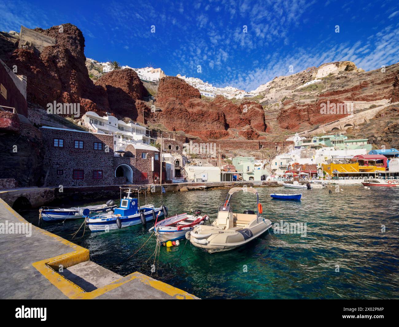 Porto di pesca alla baia di Ammoudi e al villaggio di Oia, isola di Santorini (Thira), Cicladi, isole greche, Grecia, Europa Foto Stock