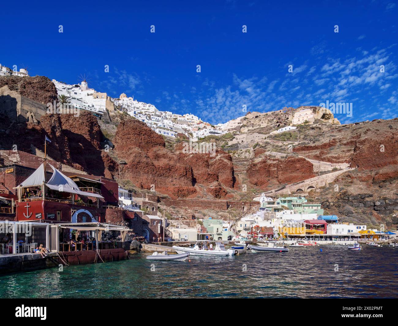 Baia di Ammoudi e villaggio di Oia, isola di Santorini (Thira), Cicladi, isole greche, Grecia, Europa Foto Stock