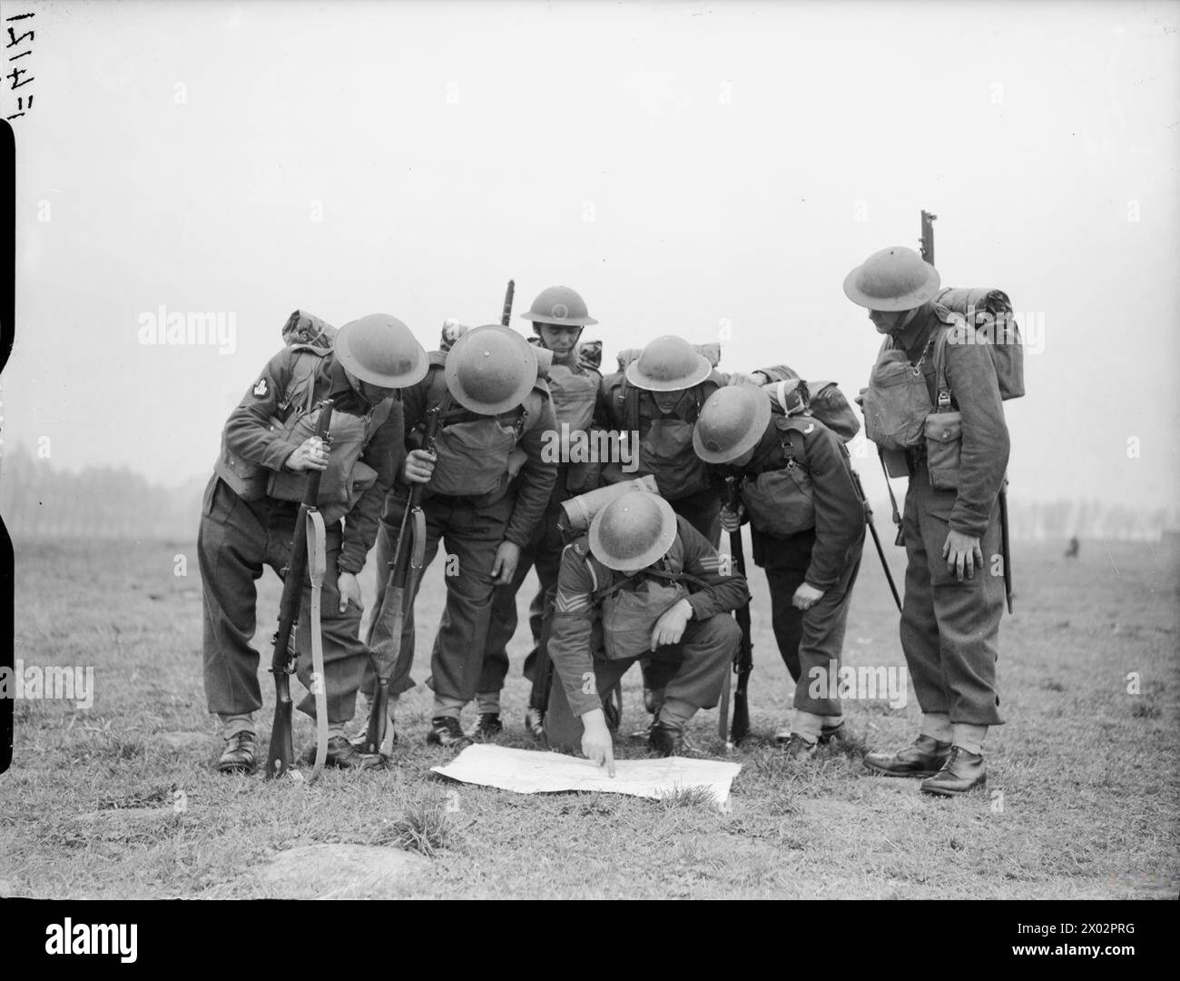 Il 27 aprile 1940, i soldati del 2nd Battalion, Essex Regiment, studiano le mappe durante un'esercitazione militare a Meurchin come parte dei preparativi dell'esercito britannico in Francia. Foto Stock